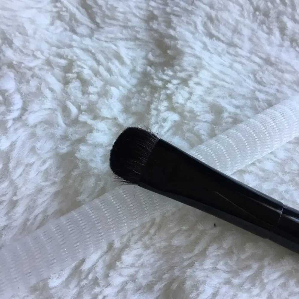Le Métier de Beauté Large Shadow 05 Brush - Picture 4 of 14
